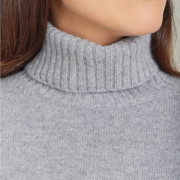 Agnes B - grey cashmere Senga sweater NWOT
MSRP $770.00 usd - Picture 7 of 10